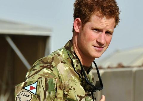  Príncipe Harry defendeu soldado que era agredido por ser gay