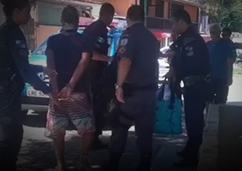 Brasileiro e argentina são flagrados tendo relações públicas no meio da rua no Rio de Janeiro