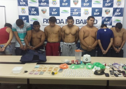 Oito pessoas são presas em blitz policial por susposto tráfico de droga