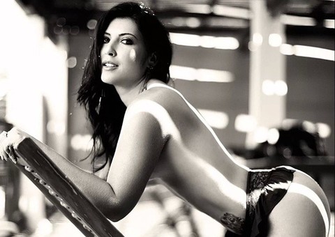 Enquanto malha, Priscila Pires posta foto empinando o bumbum