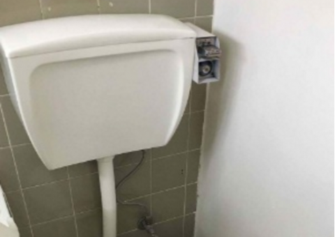 Homem instala na casa de inquilino privada que só dá descarga se pagar