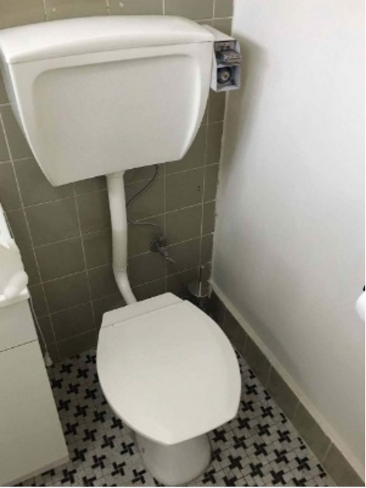 Homem instala na casa de inquilino privada que só dá descarga se pagar