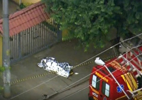 Procurando a mãe, filho é morto por cachorro ao pular o muro de casa