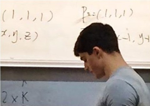  Professor gato de matemática faz sucesso entre alunas e internautas