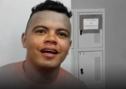 Mototaxista ri enquanto confessa que foi dormir com professor e o estrangulou