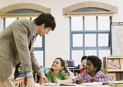 Professor confessa ser gay durante uma aula e recebe apoio de aluna 