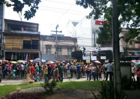 Professores fazem manifestação na praça da Polícia