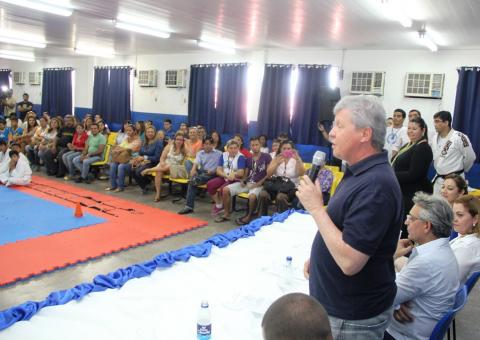 Artur anuncia reajuste de 10% para professores e quadro administrativo da Semed