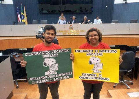 Casal faz protesto na câmara municipal