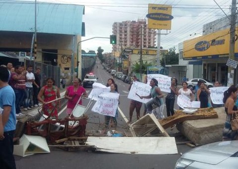 Protesto para trânsito na Constantino Nery