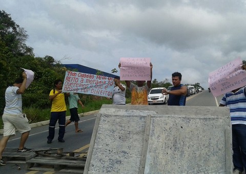 Obras param e mutuários do Verona fazem protesto