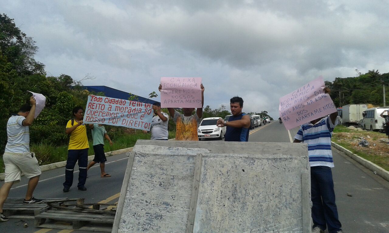 Obras param e mutuários do Verona fazem protesto