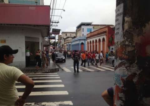 Manifestação de trabalhadores para centro de Manaus