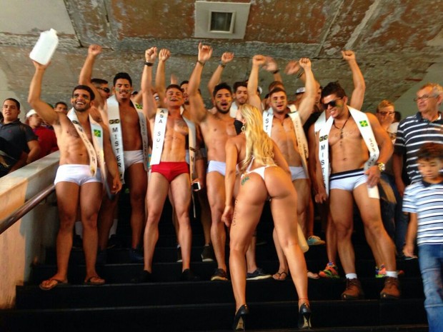  De fio-dental, MC Bandida "prostesta" contra preço da gasolina ao lado de saradões 