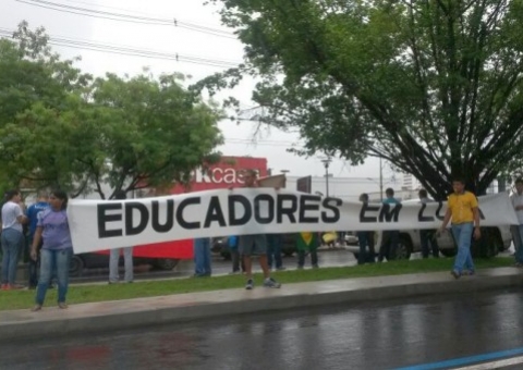 Constantino Nery é palco de manifestação de professores