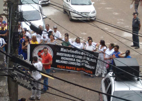 Servidores de saúde fazem manifestação no Centro