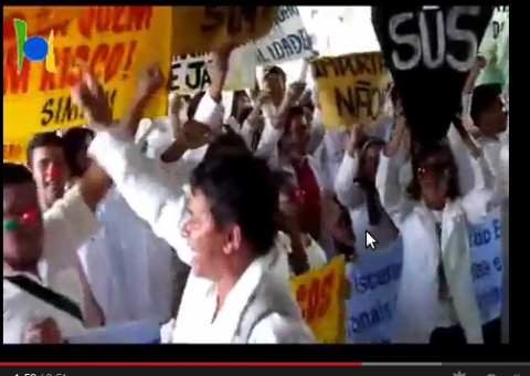 Em Manaus, estudantes de medicina protestam contra importação de médicos