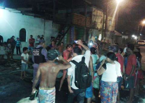 Moradores da Zona Leste bloqueiam vias em protesto contra descaso