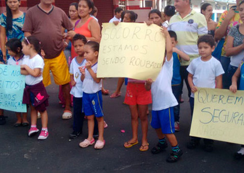 Pais reúnem em frente a escola e protestam contra falta de segurança