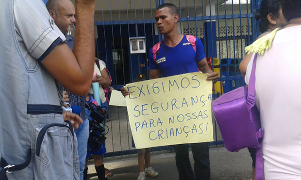 Pais reúnem em frente a escola e protestam contra falta de segurança