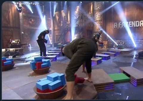 A Fazenda: Juliano Ceglia leva a melhor e vence prova de fogo