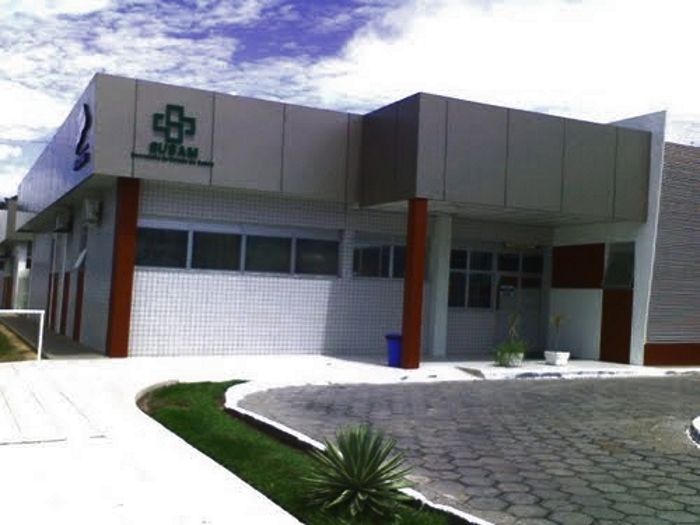 Criança é levada ao hospital morta e com fraturas. Polícia suspeita de pais