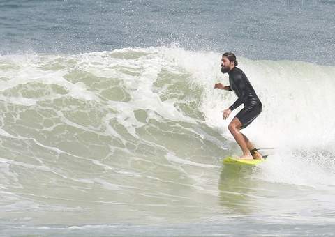 Cauã Reymond surfa em praia no Rio e 'toma um caldo' 