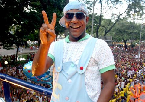 Psirico é expulso do palco durante show