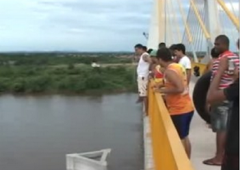 Homem pula da Ponte para a morte na frente das câmeras