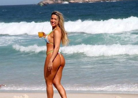 Dani Vieira usa fio dental e exibe corpão em dia de praia 
