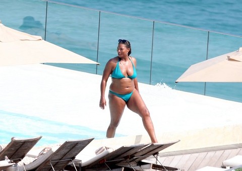 Queen Latifah aproveita dia de sol em piscina de hotel no Rio