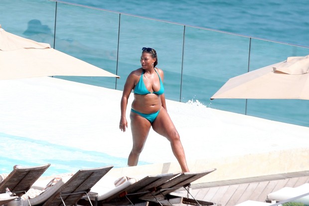 Queen Latifah aproveita dia de sol em piscina de hotel no Rio