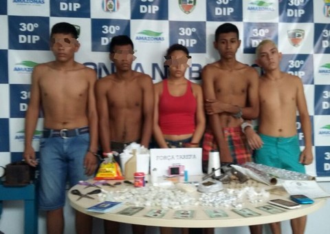 Quadrilha é presa com droga escondida em tronco de árvores