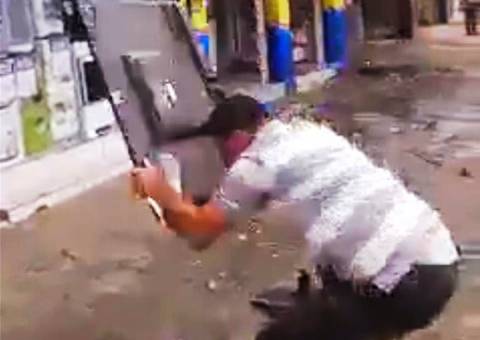 VÍDEO: Consumidor diz ter sido lesado e revoltado quebra TV na porta da loja