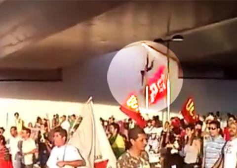 Jovem morre de forma trágica em protesto em MG. Veja o momento da queda