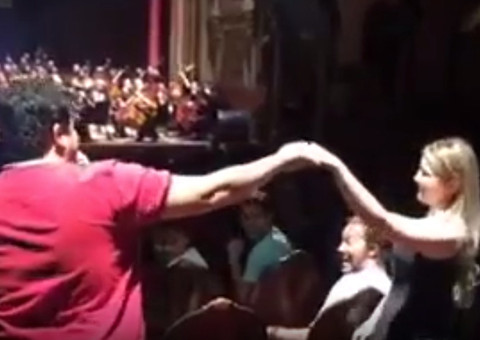 Pedido de casamento inesperado é feito durante apresentação no Teatro Amazonas