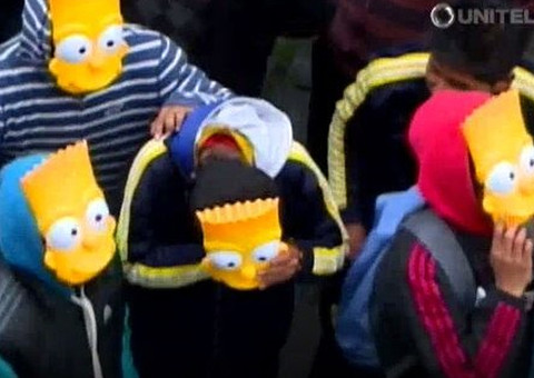 Bolivianos vão às ruas protestar pela mudança de horário de 'Os Simpsons'