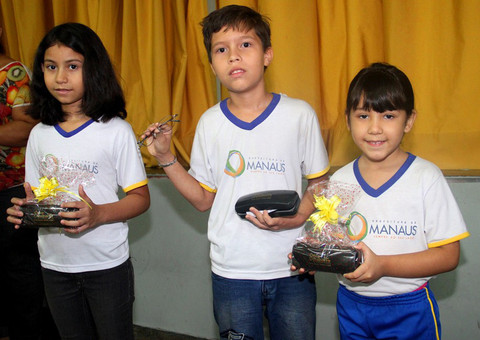 Alunos da rede municipal recebem óculos de grau