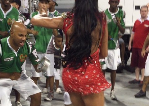  Gracyanne Barbosa mostra requebrado em vídeo da X9