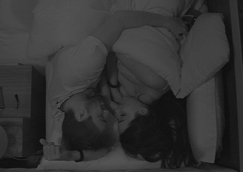 BBB 15: Rafael e Talita trocam beijos debaixo do edredom