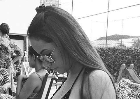 De biquini, irmã de Neymar "causa" em rede social