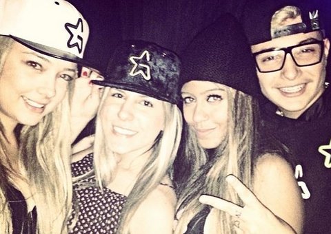 Irmã de Neymar curte noitada ao lado da ex-namorada do craque