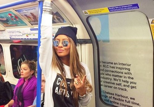 Irmã de Neymar pega metrô em Londres e é criticada por internadas