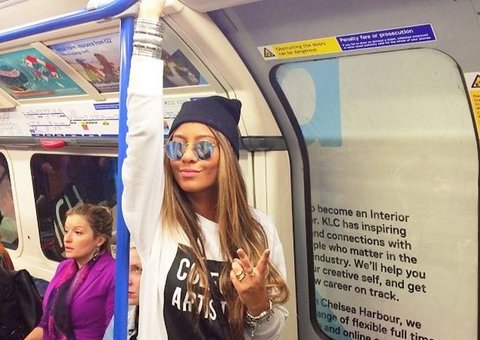 Irmã de Neymar pega metrô em Londres e é criticada por internadas