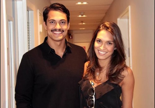 Comprometido, Raphael Viana é flagrado aos beijos com loira em festa