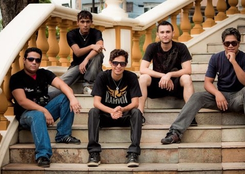 Rahvox e Darlen Pimetel animam a sexta do Rock na Piscina