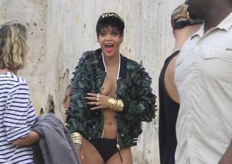  Rihanna deixa seios à mostra durante ensaio 