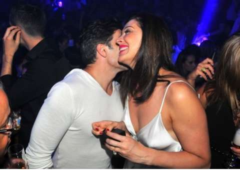  Homem fala ao pé do ouvido de Claudia Raia  durante noitada