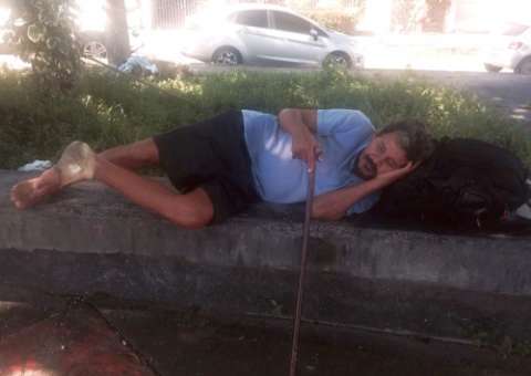 Morador de rua com ferimento pede socorro no Parque 10