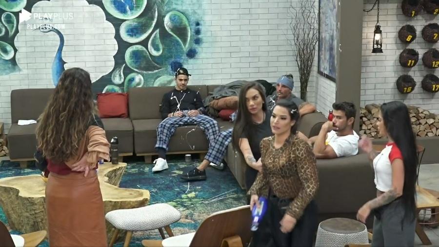 A Fazenda: Raissa surta e joga hidratante em Juliano, Biel e Cartolouco